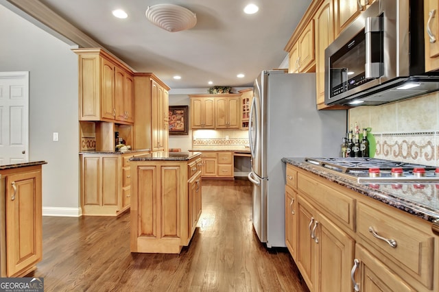 kitchen with stainless steel appliances, dark wood-style flooring, a kitchen island, light brown cabinetry, and recessed lighting
