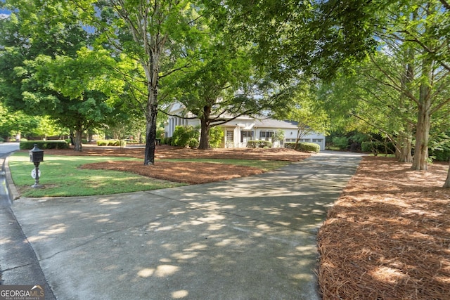 view of front of house with driveway