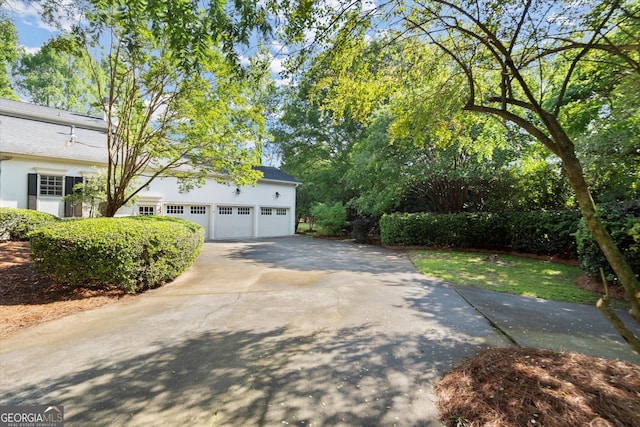 view of side of property with driveway and stucco siding