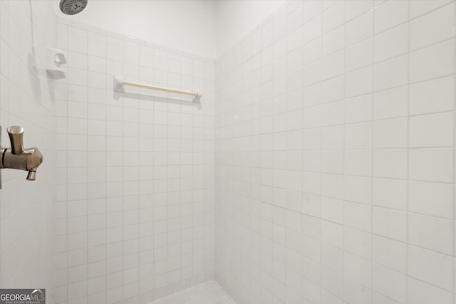bathroom featuring a tile shower
