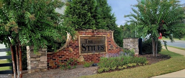 view of community / neighborhood sign