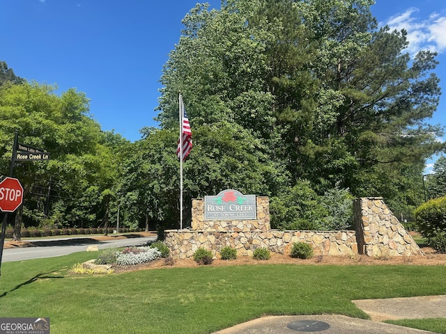 community / neighborhood sign with a yard