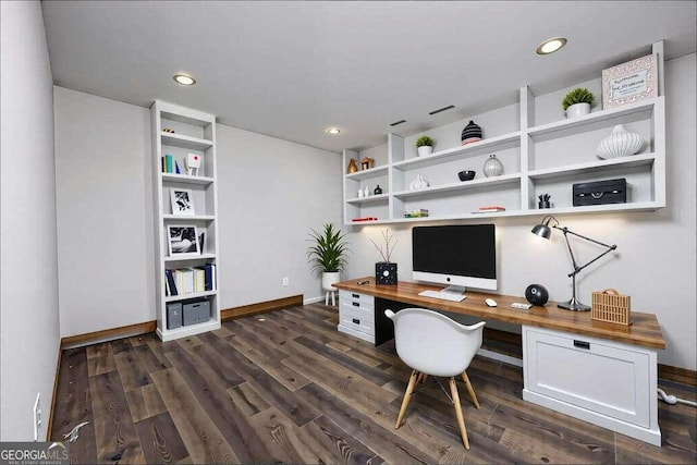 home office featuring dark wood finished floors, built in study area, recessed lighting, and baseboards