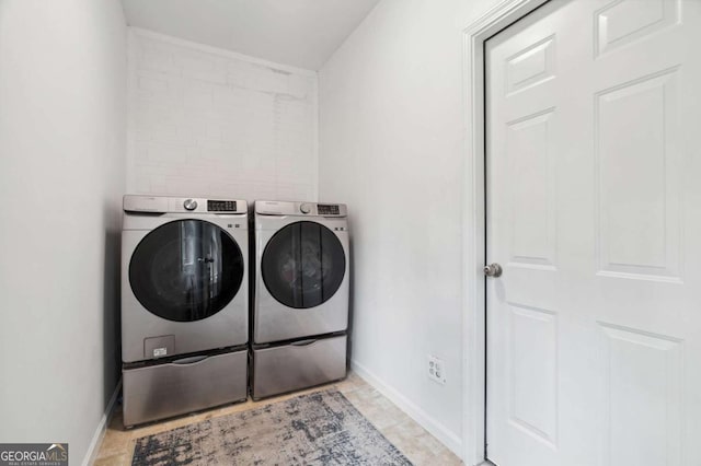 4960 Tadmore Ln, Lithonia, GA 30038 - laundry area with washing machine and clothes dryer and baseboards