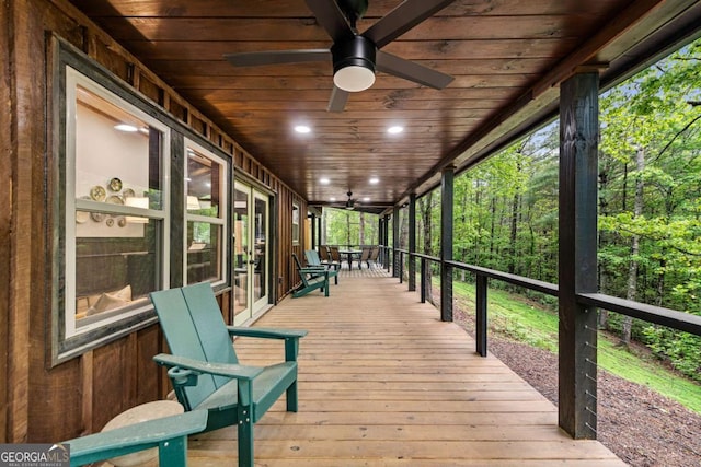 sunroom with ceiling fan