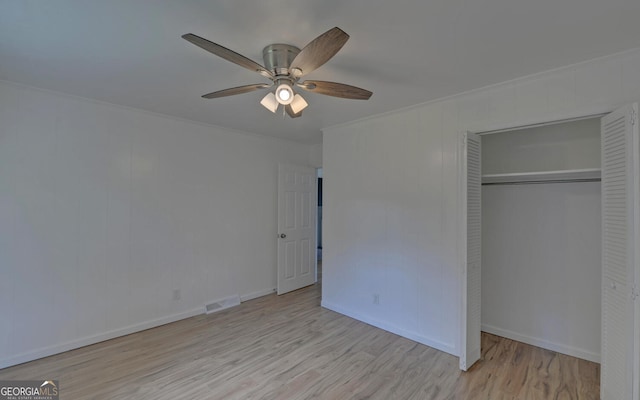 unfurnished bedroom featuring wood finished floors, a closet, ceiling fan, and baseboards