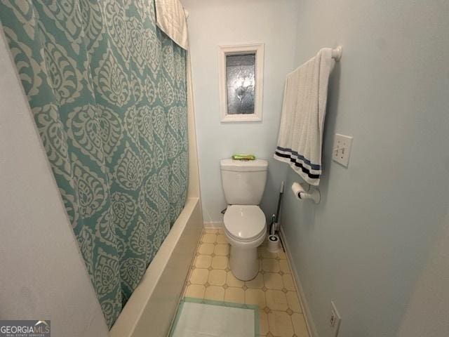 full bathroom featuring baseboards and toilet