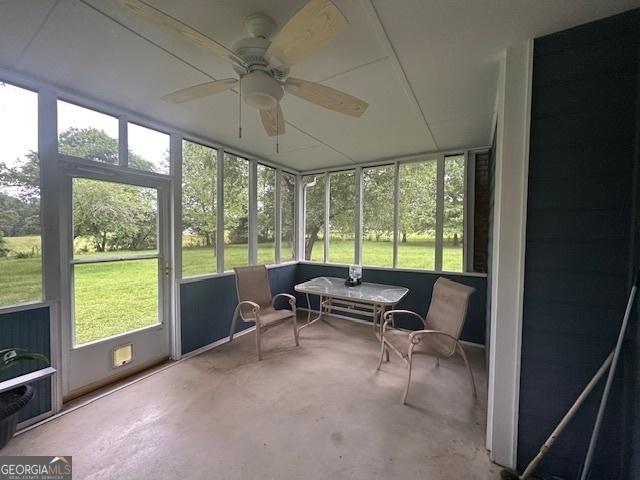 sunroom with ceiling fan