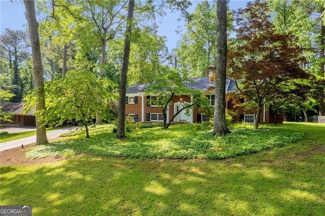view of front of home featuring a front yard