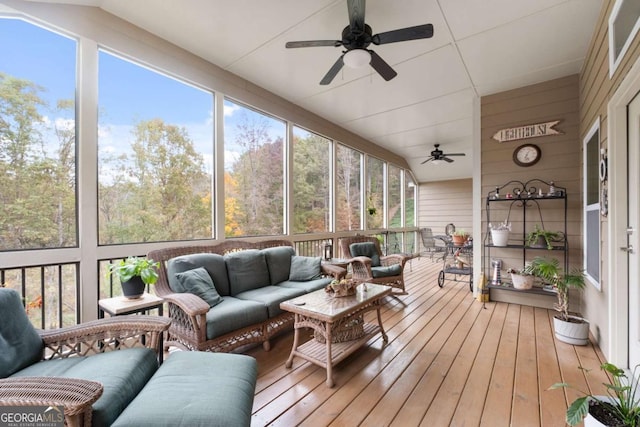 sunroom / solarium featuring an outdoor hangout area and a ceiling fan