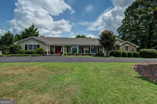 ranch-style house featuring a front yard