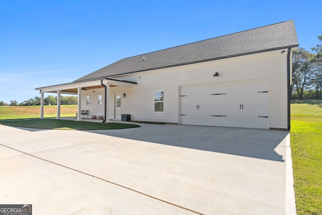 view of front of house featuring concrete driveway, a front lawn, and ceiling fan