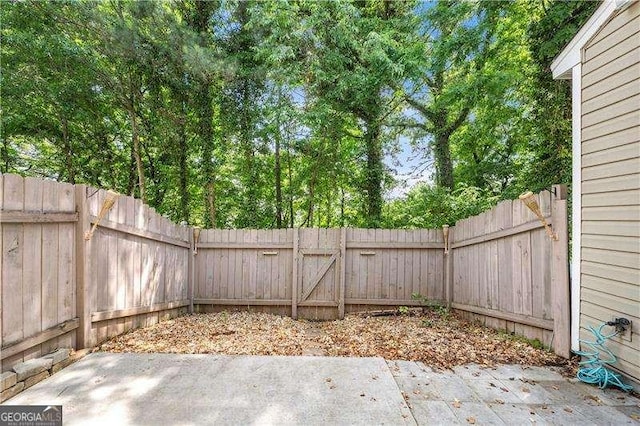 1135 Kilmington Ct, Alpharetta, GA 30009 - fenced backyard with a patio