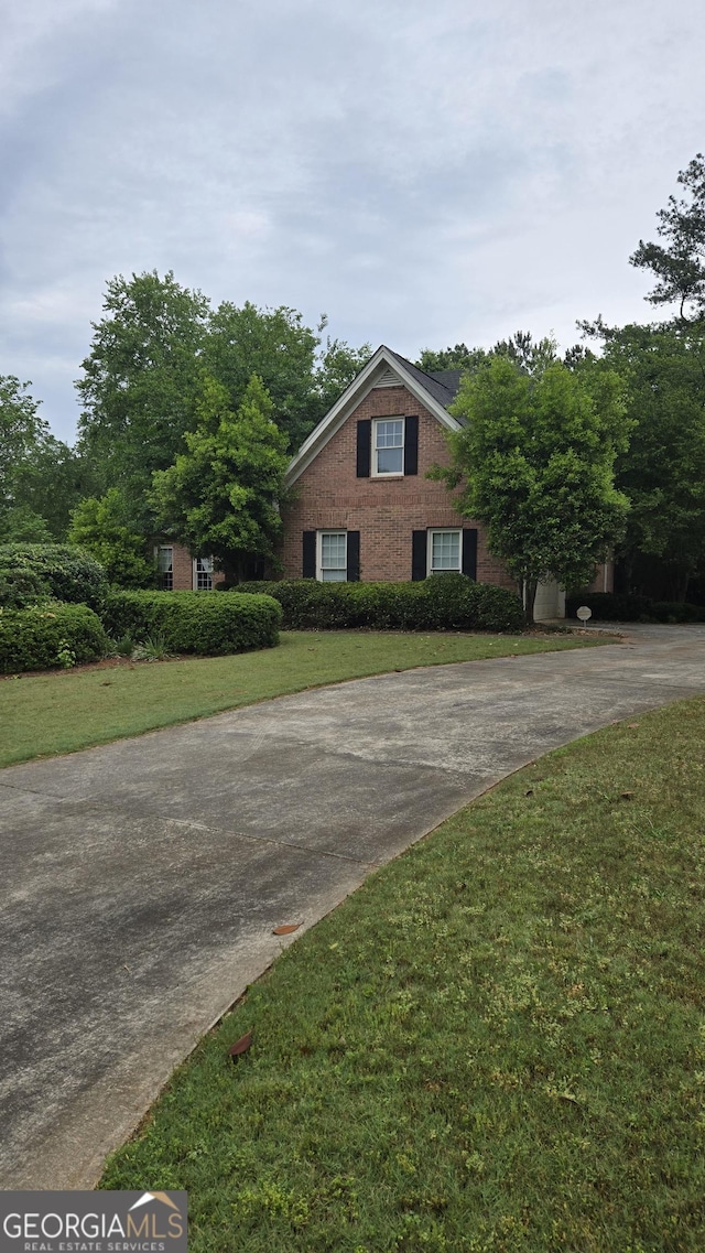 view of front of home featuring a front yard