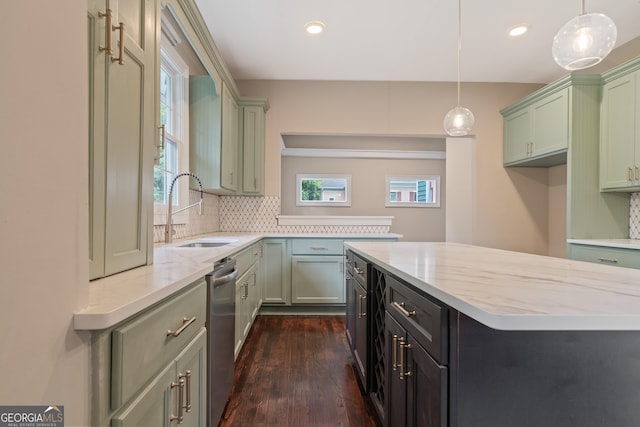 409 N Jefferson Ave, Eatonton, GA 31024 - kitchen featuring a sink, healthy amount of natural light, backsplash, dark wood finished floors, and recessed lighting