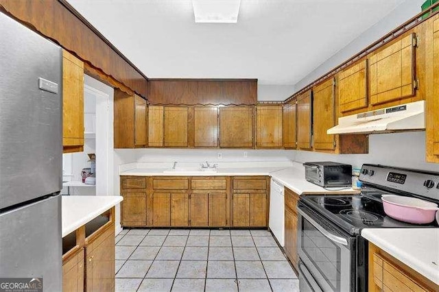 104 Dellwood Dr NW, Rome, GA 30165 - kitchen with under cabinet range hood, appliances with stainless steel finishes, a sink, and light countertops