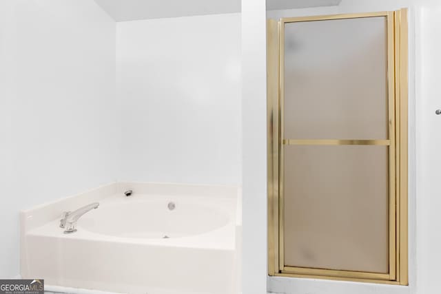 118 Greentree Pkwy, Macon, GA 31220 - full bath featuring a stall shower and a garden tub