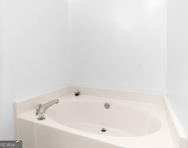 118 Greentree Pkwy, Macon, GA 31220 - bathroom featuring a garden tub