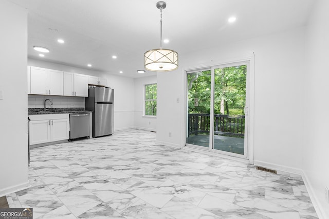 118 Greentree Pkwy, Macon, GA 31220 - kitchen featuring stainless steel appliances, baseboards, a sink, and recessed lighting
