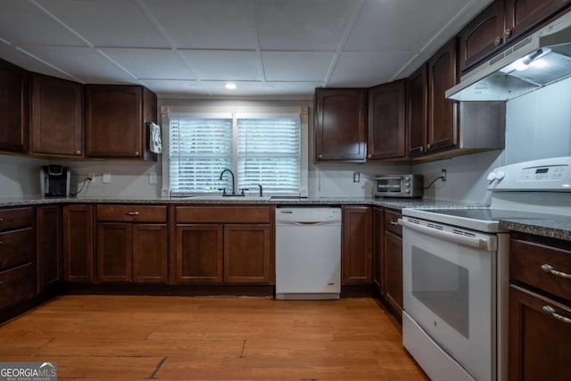 180 Cross St, Maysville, GA 30558 - kitchen featuring white appliances, under cabinet range hood, a sink, a drop ceiling, and light wood-type flooring