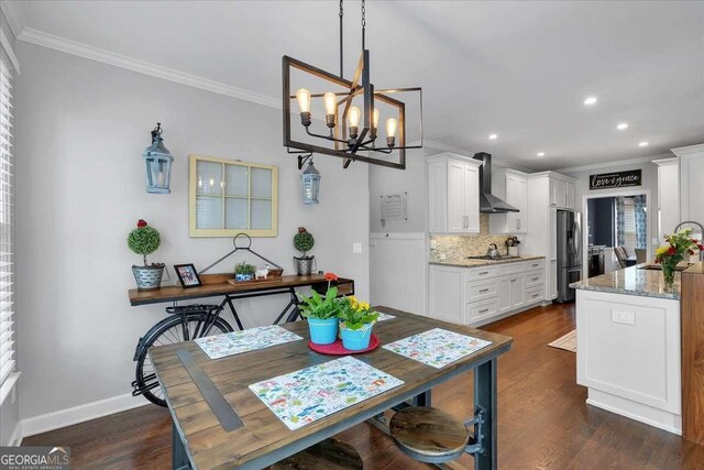 dining space featuring crown molding, a chandelier, recessed lighting, dark wood-style flooring, and baseboards