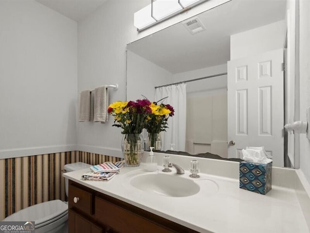 2458 Zachary Woods Dr, Marietta, GA 30064 - full bath with vanity, toilet, and curtained shower