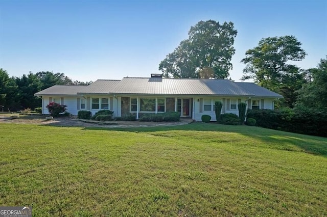 single story home with a front lawn