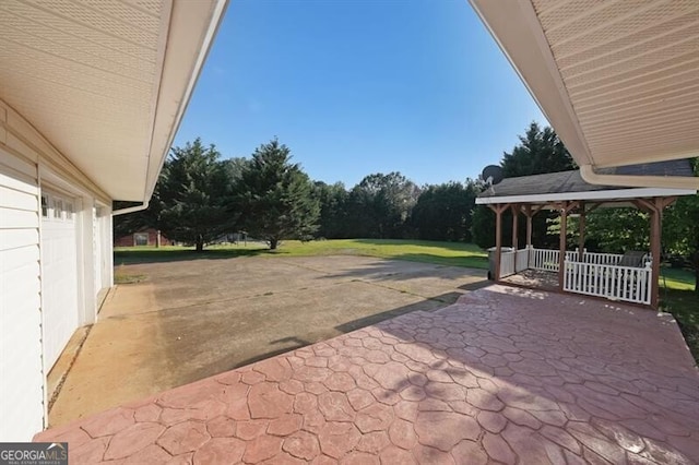 view of patio featuring driveway