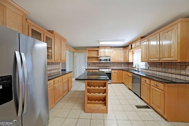 kitchen with stainless steel appliances, open shelves, a sink, decorative backsplash, and glass insert cabinets