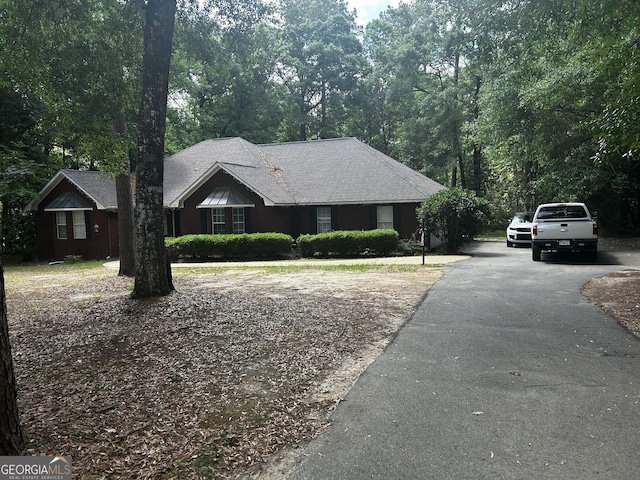 ranch-style home with driveway