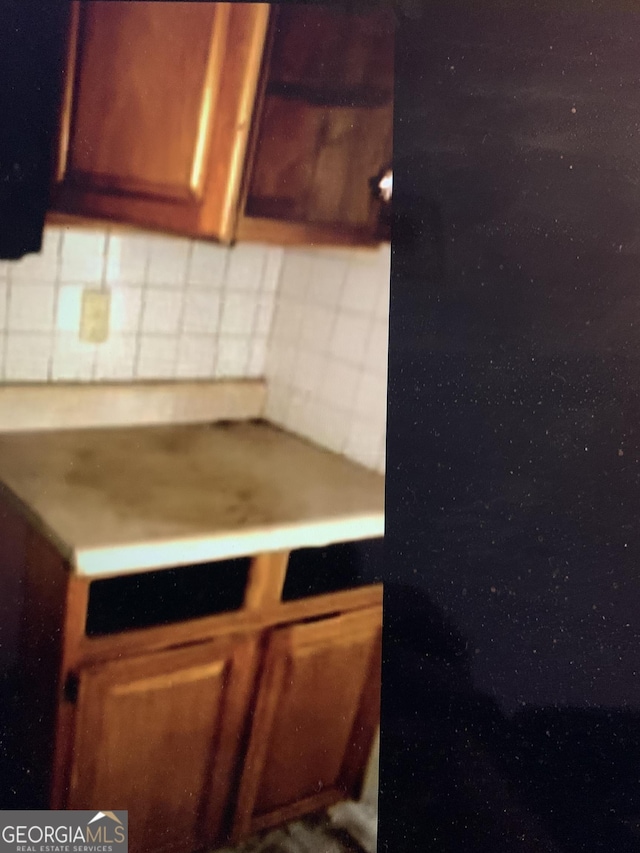 401 Camelot Dr, Atlanta, GA 30349 - kitchen featuring backsplash