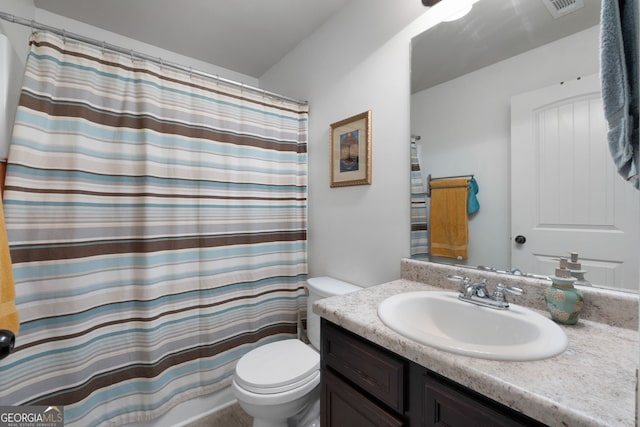full bath with toilet, vanity, and a shower with shower curtain