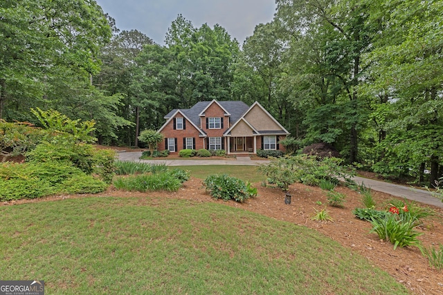 view of front of property featuring a front yard