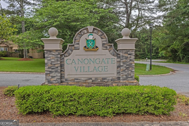 community sign featuring a yard