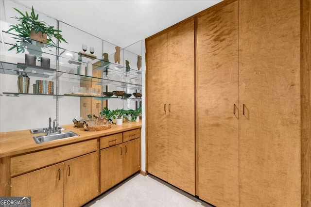 view of indoor wet bar