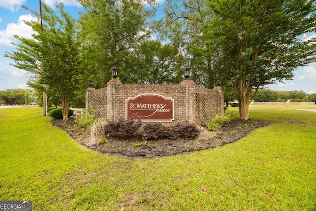 community sign with a yard