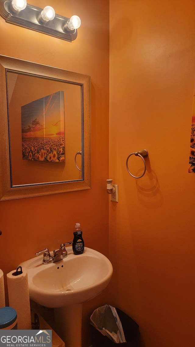 6880 Mountain Cir, Riverdale, GA 30274 - bathroom with a sink