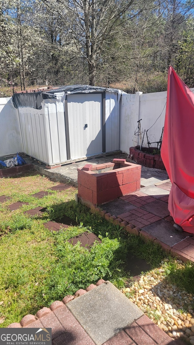 6880 Mountain Cir, Riverdale, GA 30274 - view of yard with fence, an outdoor structure, and a storage unit