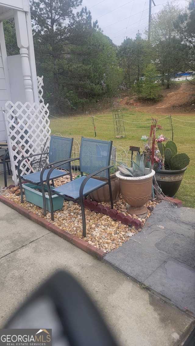 6880 Mountain Cir, Riverdale, GA 30274 - view of grassy yard
