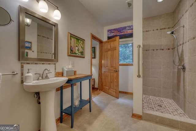 275 Everetts Vw, Blairsville, GA 30512 - bathroom featuring tiled shower, baseboards, and a sink