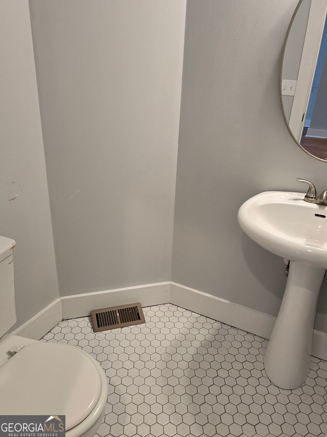 4075 SW Fairburn Ave SW, Atlanta, GA 30331 - half bath with tile patterned floors