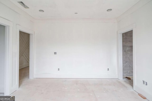 empty room featuring baseboards