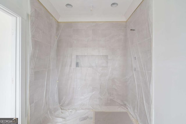 bathroom featuring tiled shower