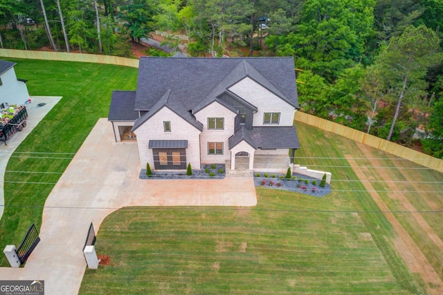 view of front of home featuring driveway and a front yard