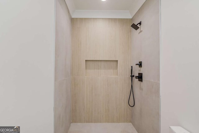 full bathroom featuring tiled shower