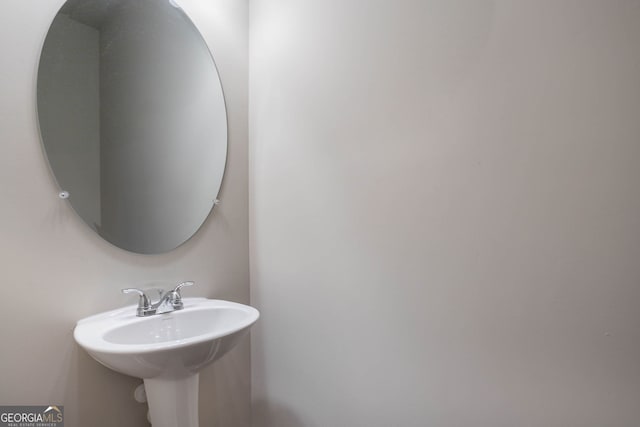 bathroom featuring a sink