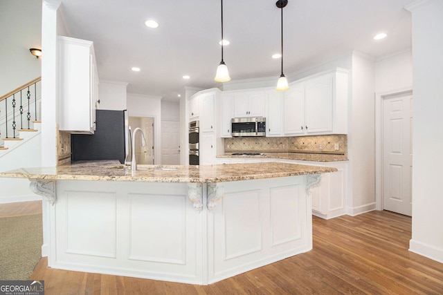 315 Hembree Grove Trce, Roswell, GA 30076 - kitchen with appliances with stainless steel finishes, a peninsula, white cabinets, a sink, and ornamental molding