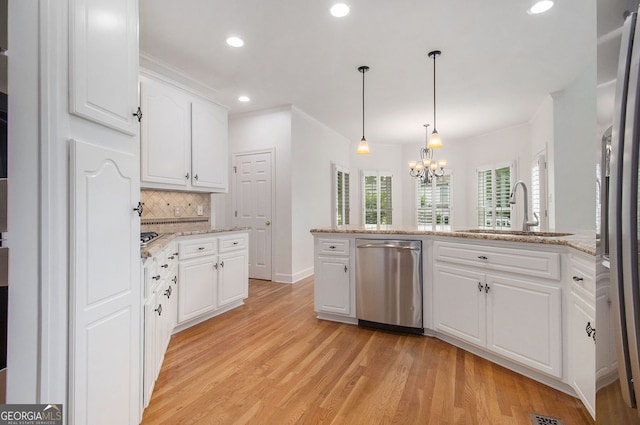 315 Hembree Grove Trce, Roswell, GA 30076 - kitchen featuring stainless steel appliances, a sink, a chandelier, light wood-type flooring, and white cabinets