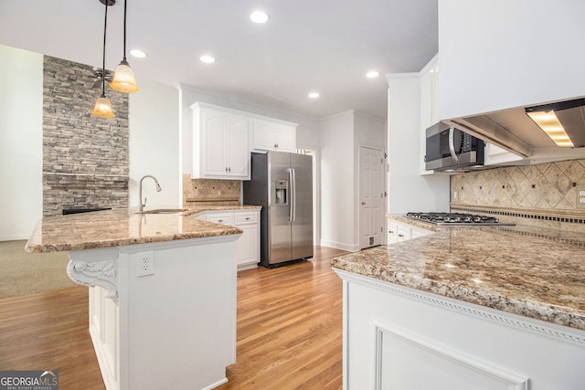 315 Hembree Grove Trce, Roswell, GA 30076 - kitchen with stainless steel appliances, a sink, a peninsula, light stone countertops, and backsplash
