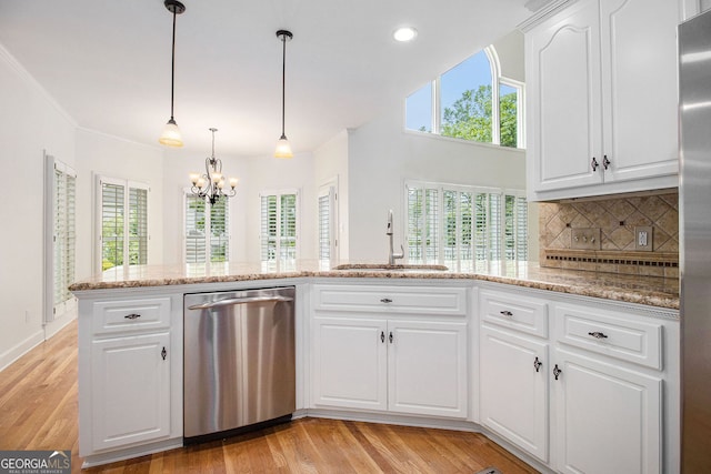 315 Hembree Grove Trce, Roswell, GA 30076 - kitchen featuring appliances with stainless steel finishes, a sink, a chandelier, light wood finished floors, and recessed lighting